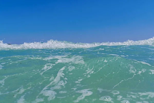 热带海滩夏季飞溅的浪花近在咫尺 — 图库照片