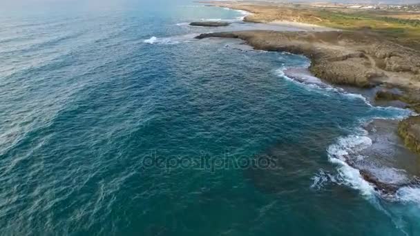Dalgalar deniz ve kum kasvetli gri gün üzerinde köpük desen — Stok video