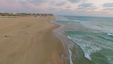 Yaz günbatımı sahil üzerinde yürümek, dünya çapında seyahat