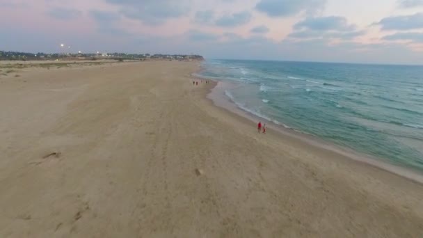 海岸沿いに歩いて、あなたのクリップのビデオ映像 — ストック動画