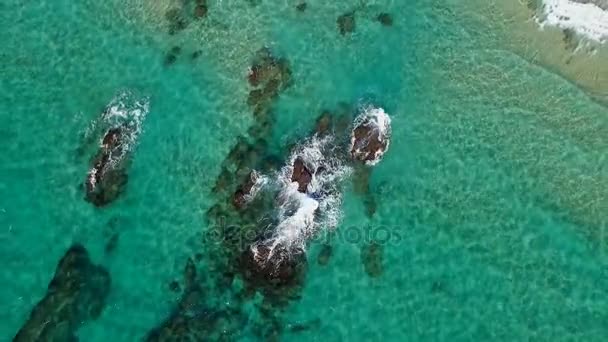Vista aérea do drone do mar e da costa — Vídeo de Stock