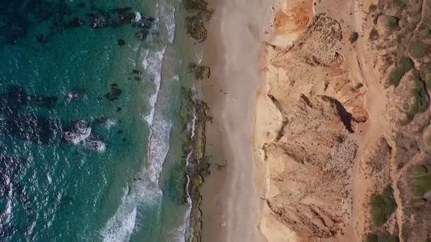 Vidéo aérienne symétrique, mer et côte — Video