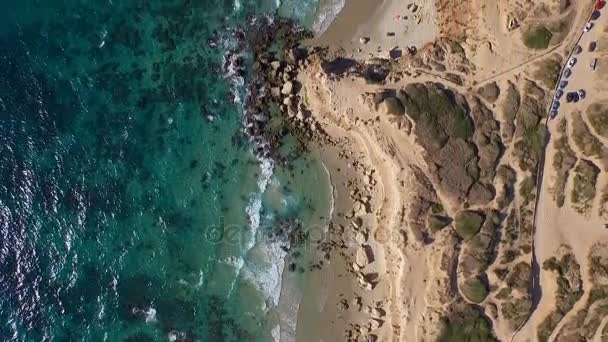 L'azzurro trasparente del Mar Mediterraneo, prendere il sole sulla spiaggia, viaggiare in tutto il mondo — Video Stock