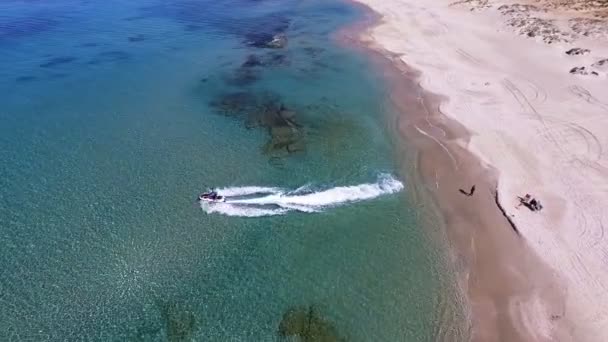 Barco a motor no mar azul — Vídeo de Stock