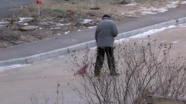 Kapıcı kırmızı süpürge sokak süpürme ile