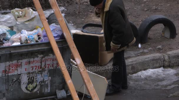 Dniepropietrowsk. Ukraina. 12 stycznia 2017 roku: Bezdomnych obok śmietnika — Wideo stockowe