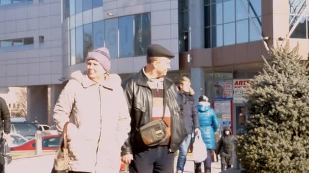 Dnepropetrovsk. Ukraine. March 5, 2016: People near the shopping center — Stock Video