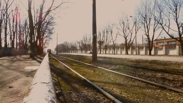 Kırmızı tramvay çabuk camcorder yanında geçiyor — Stok video