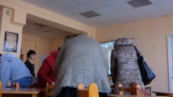 Dnepropetrovsk. Ukraine. 5 mars 2016 : Réunion des parents au Collège — Video