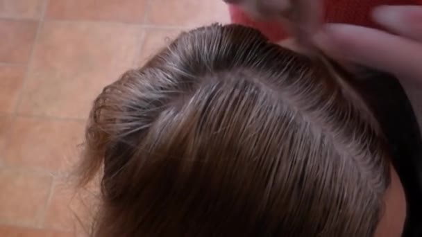 Kadeřník barvivo vlasy klientů — Stock video