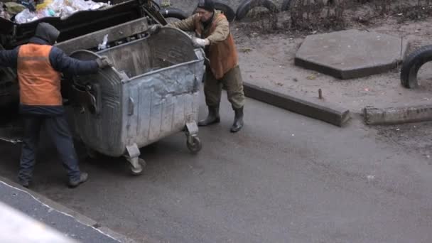 Dnepropetrovsk. Ukraine. March 9, 2016: Two garbagemen in orange vests — Stock Video