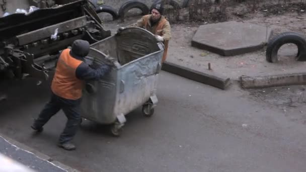 Dnepropetrowsk. Ukrainisch. 9. März 2016: zwei Müllmänner in orangefarbenen Westen — Stockvideo