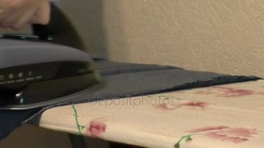 Bir kadın pantolon Ütü 