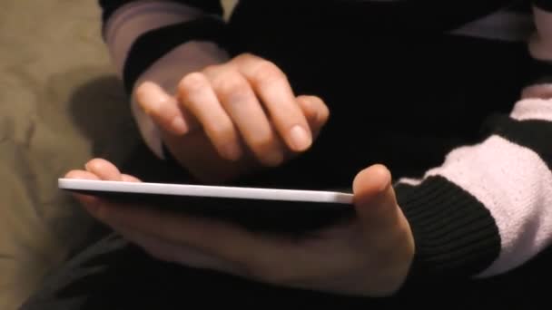 Женские руки с помощью ipad — стоковое видео