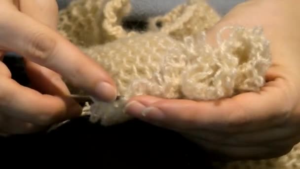 Female hands knitting needles knitting — Stock Video