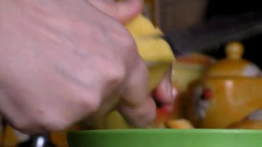 Bir kadın bir patates kesiyor