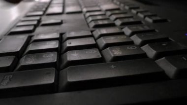 Adamın elleri metni yazın