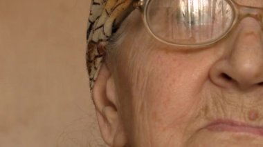 Büyükanne (yaşlı kadın) gözlük düzeltir