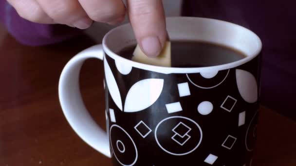 Kop warme sterke koffie — Stockvideo