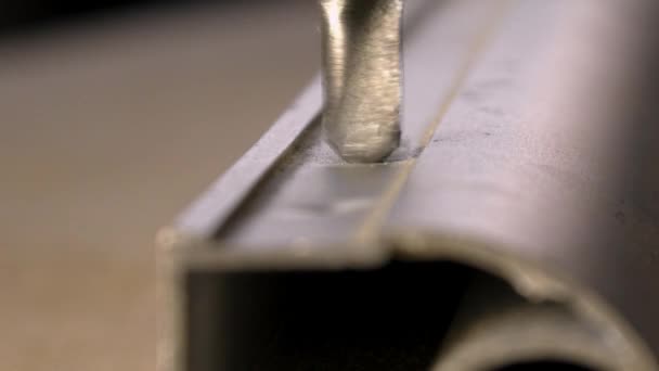 Perforación perfil de aluminio — Vídeo de stock