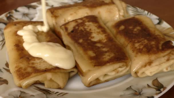 En el plato hay cuatro panqueques — Vídeos de Stock