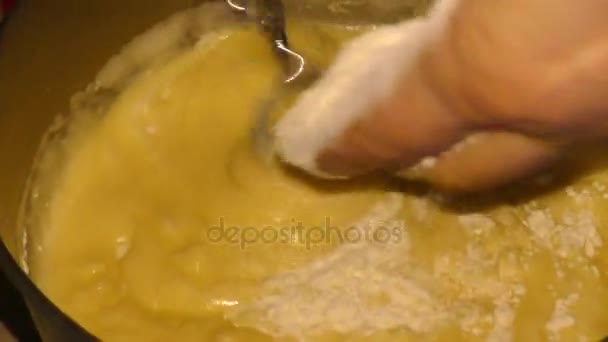 Mixer mengaduk adonan untuk pancake — Stok Video