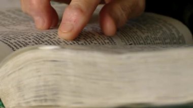 İncil'de titreyen içinde yaşlı kadın eller