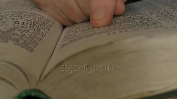 Szent Biblia remegő kezét, az idős asszony — Stock videók