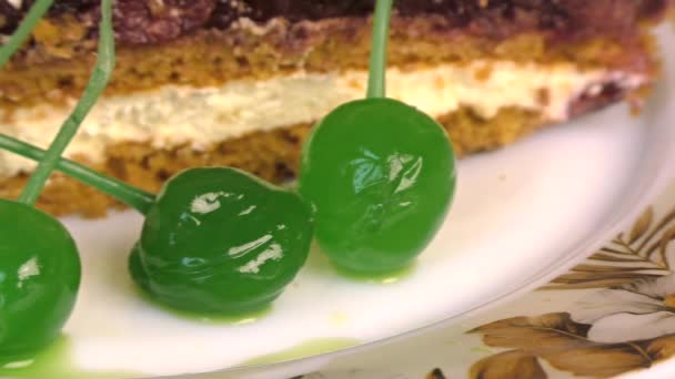 Pedazo de pastel con una capa de crema y mermelada — Vídeos de Stock