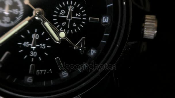 Pánské hodinky vyrobeny metal s Safírové sklo — Stock video