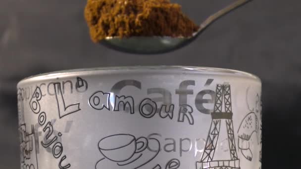 Verser Café Moulu Dans Une Tasse — Video