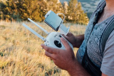 adam bir dron uzaktan kumanda ile çalışma. 