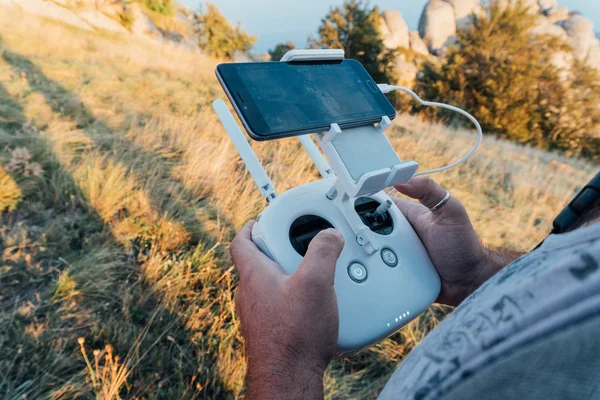 adam bir dron uzaktan kumanda ile çalışma. 