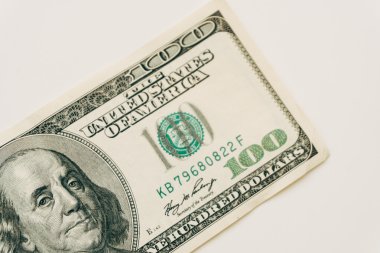 100 Doları bill closeup beyaz arka plan üzerinde