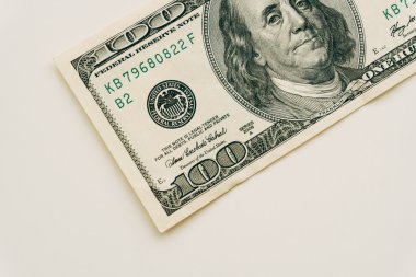 100 Doları bill closeup beyaz arka plan üzerinde
