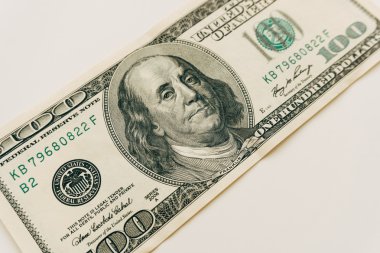 100 Doları bill closeup beyaz arka plan üzerinde