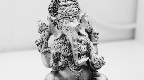 Ganesha - indischer Gott des Überflusses. Statue Ganesha mit Weihrauch — Stockfoto