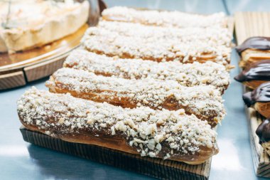 Pasta c çikolata sır, fıstık ile serpilir. altı lezzetli eklerleri, pasta