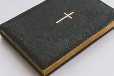 Altın bir haç, Katolik bir kitap ile altın sayfalar ve sembolleri ile Katolik Rehberi. İsa Mesih'e Katolik inanç