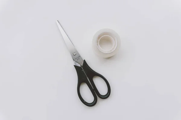 Ножиці і стрічка на білому тлі. офісне обладнання для роботи — стокове фото