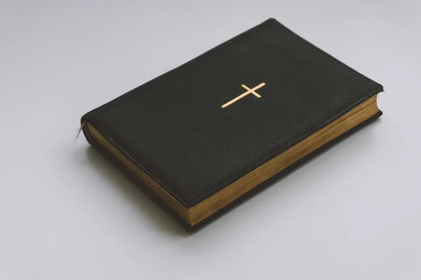 Katolska bok med en guld kors, en katolsk bok med guld sidor och symboler. Katolsk tro på Jesus Kristus — Stockfoto