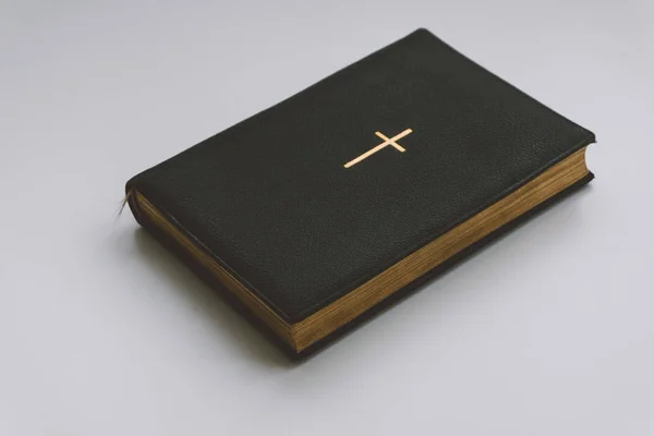 Livro católico com uma cruz de ouro, um livro católico com páginas de ouro e símbolos. Fé católica em Jesus Cristo — Fotografia de Stock