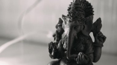 Lord Ganesha ve Hinduizm. Tanrı Ganesha tütsü ile. Ganesha Hinduizm, bilgelik ve refah tanrısı bir sembolü olarak