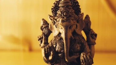 Lord Ganesha ve Hinduizm. Tanrı Ganesha tütsü ile. Ganesha Hinduizm, bilgelik ve refah tanrısı bir sembolü olarak