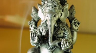 Lord Ganesha ve Hinduizm. Tanrı Ganesha tütsü ile. Ganesha Hinduizm, bilgelik ve refah tanrısı bir sembolü olarak