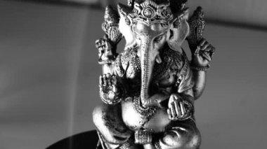 Lord Ganesha ve Hinduizm. Tanrı Ganesha tütsü ile. Ganesha Hinduizm, bilgelik ve refah tanrısı bir sembolü olarak