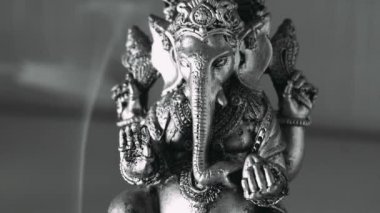 Lord Ganesha ve Hinduizm. Tanrı Ganesha tütsü ile. Ganesha Hinduizm, bilgelik ve refah tanrısı bir sembolü olarak