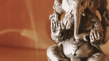 Lord Ganesha ve Hinduizm. Tanrı Ganesha tütsü ile. Ganesha Hinduizm, bilgelik ve refah tanrısı bir sembolü olarak