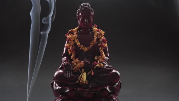 Buddha-Statue mit Weihrauch. Gottheit und Symbole des Buddhismus. die Praxis des Buddhismus und seine Symbole. spirituelles Leben in Asien — Stockvideo