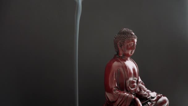 Estatua de Buda con incienso. Deidad y símbolos del budismo. La práctica del budismo y sus símbolos. Vida espiritual de Asia — Vídeos de Stock
